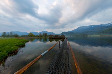 Bavyeralı Kochelsee 'ye Idyllic Sabah Güneşi
