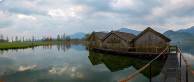 Bavyeralı Kochelsee 'ye Idyllic Sabah Güneşi