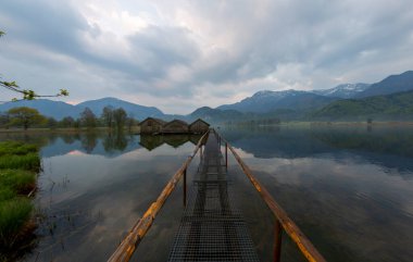 Bavyeralı Kochelsee 'ye Idyllic Sabah Güneşi