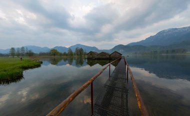 Bavyeralı Kochelsee 'ye Idyllic Sabah Güneşi