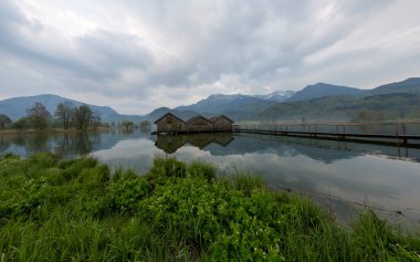 Bavyeralı Kochelsee 'ye Idyllic Sabah Güneşi