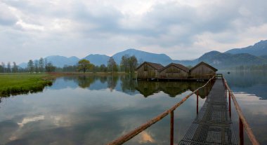 Bavyeralı Kochelsee 'ye Idyllic Sabah Güneşi