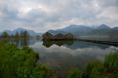 Bavyeralı Kochelsee 'ye Idyllic Sabah Güneşi