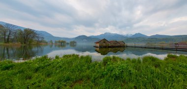 Bavyeralı Kochelsee 'ye Idyllic Sabah Güneşi