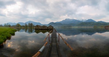 Bavyeralı Kochelsee 'ye Idyllic Sabah Güneşi