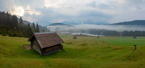 Kleine Hütte Auf Bergwiese Waldrand Geroldsee Hintergrund Karwendelgebirge Bei Sonnenaufgang — Stockfoto