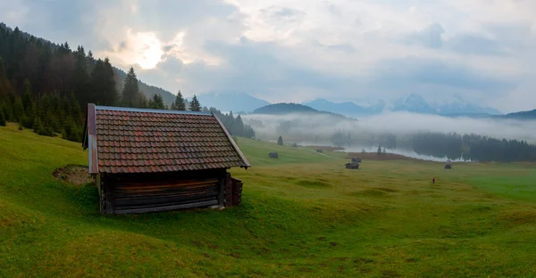 Kleine Hut Bergweide Aan Bosrand Geroldsee Achtergrond Karwendelgebergte Bij Zonsopgang — Stockfoto