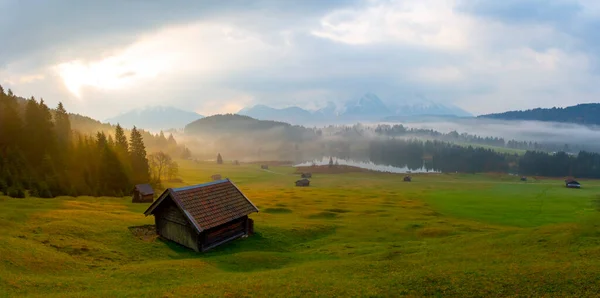 Kleine Hut Bergweide Aan Bosrand Geroldsee Achtergrond Karwendelgebergte Bij Zonsopgang — Stockfoto