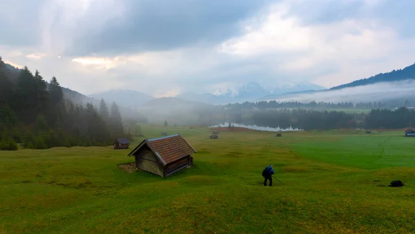 Kleine Hütte Auf Bergwiese Waldrand Geroldsee Hintergrund Karwendelgebirge Bei Sonnenaufgang — Stockfoto