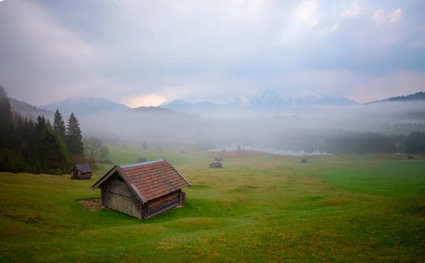 Kleine Hut Bergweide Aan Bosrand Geroldsee Achtergrond Karwendelgebergte Bij Zonsopgang — Stockfoto