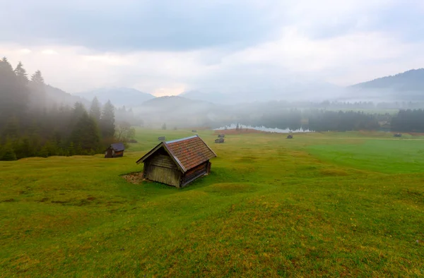 Kis Faház Hegyi Réten Erdő Szélén Geroldsee Háttérben Karwendel Hegység — Stock Fotó