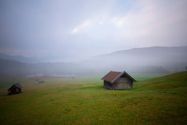 Kleine Hut Bergweide Aan Bosrand Geroldsee Achtergrond Karwendelgebergte Bij Zonsopgang — Stockfoto