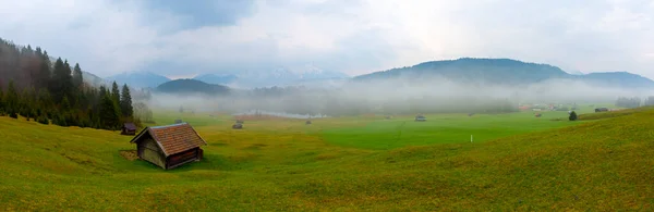 Malá Srub Horské Louce Okraji Lesa Geroldsee Pozadí Karwendel Hory — Stock fotografie