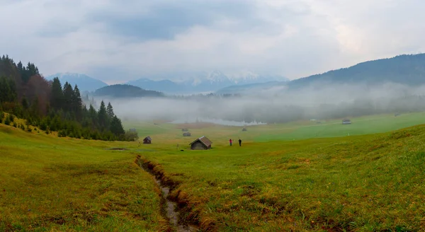 Kleine Hut Bergweide Aan Bosrand Geroldsee Achtergrond Karwendelgebergte Bij Zonsopgang — Stockfoto