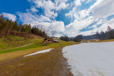 Avusturya, Carinthia 'daki Sinacher Gupf' tan Karawanks 'ın karla kaplı zirvelerinin manzarası. Hochstuhl Dağı (Stol), ilkbaharın başlarında sık ormanlardan görülebilir. Güneşli bir günde Rosental. Özgürlük