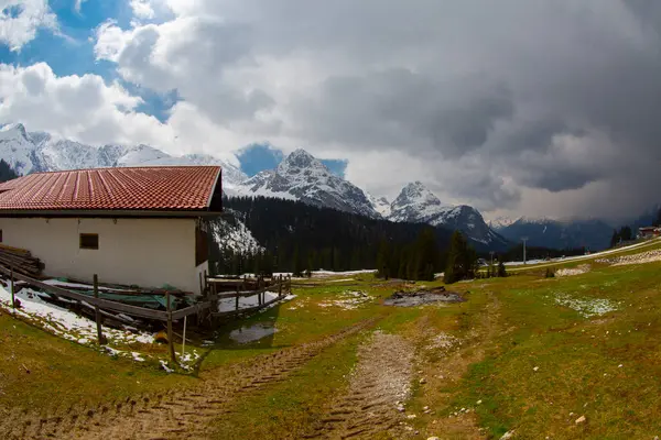 Malowniczy Widok Ośnieżone Szczyty Górskie Karawanks Sinacher Gupf Karyntii Austria — Zdjęcie stockowe