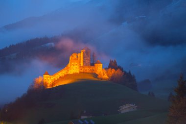 Tyrol, Avusturya. pustertal Vadisi'nde heinfels Kalesi.