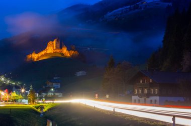 Tyrol, Avusturya. pustertal Vadisi'nde heinfels Kalesi.
