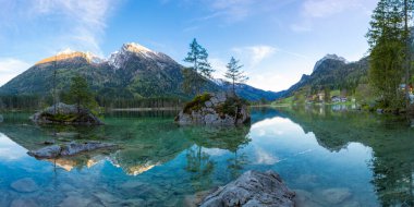 Hintersee Gölü'nün muhteşem sonbahar gündoğumu. Bir rock Island ağaçta güzel sahne. Yer: resort Ramsau, Milli Parkı Berchtesgadener arazi, Upper Bavaria, Almanya Alps, Avrupa