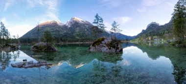 Hintersee Gölü'nün muhteşem sonbahar gündoğumu. Bir rock Island ağaçta güzel sahne. Yer: resort Ramsau, Milli Parkı Berchtesgadener arazi, Upper Bavaria, Almanya Alps, Avrupa