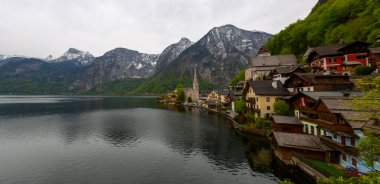 Avusturya Alpleri 'ndeki ünlü Hallstatt dağ köyünün manzaralı resmi. Yazın güzel bir ışık altında, Salzkammergut Bölgesi, Hallstatt, Avusturya