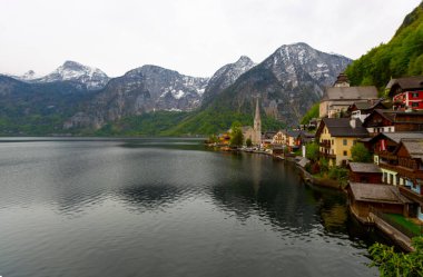Avusturya Alpleri 'ndeki ünlü Hallstatt dağ köyünün manzaralı resmi. Yazın güzel bir ışık altında, Salzkammergut Bölgesi, Hallstatt, Avusturya