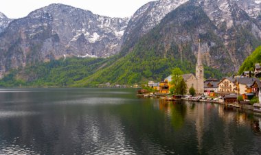 Avusturya Alpleri 'ndeki ünlü Hallstatt dağ köyünün manzaralı resmi. Yazın güzel bir ışık altında, Salzkammergut Bölgesi, Hallstatt, Avusturya