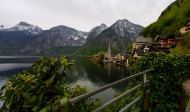 Avusturya Alpleri 'ndeki ünlü Hallstatt dağ köyünün manzaralı resmi. Yazın güzel bir ışık altında, Salzkammergut Bölgesi, Hallstatt, Avusturya