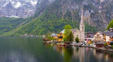 Avusturya Alpleri 'ndeki ünlü Hallstatt dağ köyünün manzaralı resmi. Yazın güzel bir ışık altında, Salzkammergut Bölgesi, Hallstatt, Avusturya