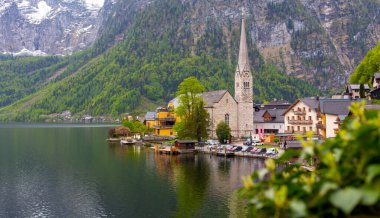 Avusturya Alpleri 'ndeki ünlü Hallstatt dağ köyünün manzaralı resmi. Yazın güzel bir ışık altında, Salzkammergut Bölgesi, Hallstatt, Avusturya