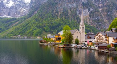 Avusturya Alpleri 'ndeki ünlü Hallstatt dağ köyünün manzaralı resmi. Yazın güzel bir ışık altında, Salzkammergut Bölgesi, Hallstatt, Avusturya