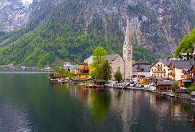 Avusturya Alpleri 'ndeki ünlü Hallstatt dağ köyünün manzaralı resmi. Yazın güzel bir ışık altında, Salzkammergut Bölgesi, Hallstatt, Avusturya