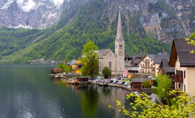 Avusturya Alpleri 'ndeki ünlü Hallstatt dağ köyünün manzaralı resmi. Yazın güzel bir ışık altında, Salzkammergut Bölgesi, Hallstatt, Avusturya