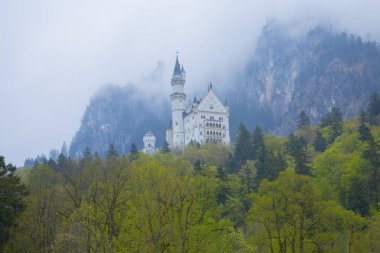 Dünyaca ünlü Neuschwanstein Kalesi 'nin güzel manzarası, 19. yüzyıl Romanesk Diriliş Sarayı Kral II. Ludwig için Almanya' nın güneybatı Bavyera, Fussen yakınlarındaki engebeli bir uçuruma inşa edildi.