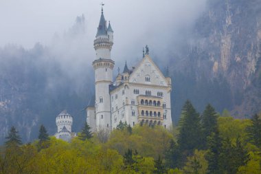 Dünyaca ünlü Neuschwanstein Kalesi 'nin güzel manzarası, 19. yüzyıl Romanesk Diriliş Sarayı Kral II. Ludwig için Almanya' nın güneybatı Bavyera, Fussen yakınlarındaki engebeli bir uçuruma inşa edildi.