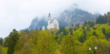 Dünyaca ünlü Neuschwanstein Kalesi 'nin güzel manzarası, 19. yüzyıl Romanesk Diriliş Sarayı Kral II. Ludwig için Almanya' nın güneybatı Bavyera, Fussen yakınlarındaki engebeli bir uçuruma inşa edildi.
