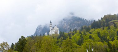 Dünyaca ünlü Neuschwanstein Kalesi 'nin güzel manzarası, 19. yüzyıl Romanesk Diriliş Sarayı Kral II. Ludwig için Almanya' nın güneybatı Bavyera, Fussen yakınlarındaki engebeli bir uçuruma inşa edildi.