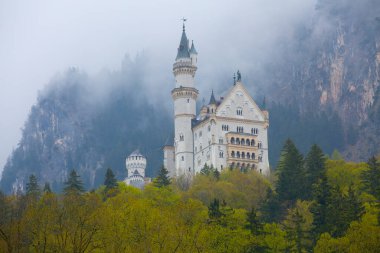 Dünyaca ünlü Neuschwanstein Kalesi 'nin güzel manzarası, 19. yüzyıl Romanesk Diriliş Sarayı Kral II. Ludwig için Almanya' nın güneybatı Bavyera, Fussen yakınlarındaki engebeli bir uçuruma inşa edildi.