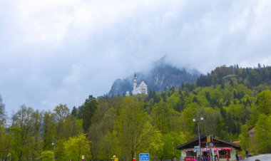 Dünyaca ünlü Neuschwanstein Kalesi 'nin güzel manzarası, 19. yüzyıl Romanesk Diriliş Sarayı Kral II. Ludwig için Almanya' nın güneybatı Bavyera, Fussen yakınlarındaki engebeli bir uçuruma inşa edildi.