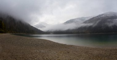 Top 'tan Avusturya Plansee Gölü' ne, turkuaz sularına ve derin yeşil ormanlara doğal bir tatil noktası olarak bakın.