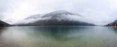 Top 'tan Avusturya Plansee Gölü' ne, turkuaz sularına ve derin yeşil ormanlara doğal bir tatil noktası olarak bakın.