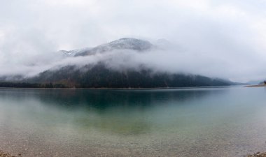 Top 'tan Avusturya Plansee Gölü' ne, turkuaz sularına ve derin yeşil ormanlara doğal bir tatil noktası olarak bakın.