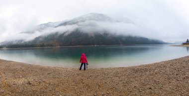 Top 'tan Avusturya Plansee Gölü' ne, turkuaz sularına ve derin yeşil ormanlara doğal bir tatil noktası olarak bakın.