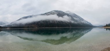 Top 'tan Avusturya Plansee Gölü' ne, turkuaz sularına ve derin yeşil ormanlara doğal bir tatil noktası olarak bakın.