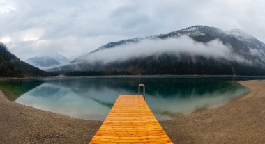 Top 'tan Avusturya Plansee Gölü' ne, turkuaz sularına ve derin yeşil ormanlara doğal bir tatil noktası olarak bakın.