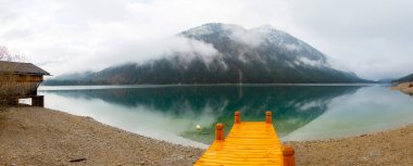Top 'tan Avusturya Plansee Gölü' ne, turkuaz sularına ve derin yeşil ormanlara doğal bir tatil noktası olarak bakın.