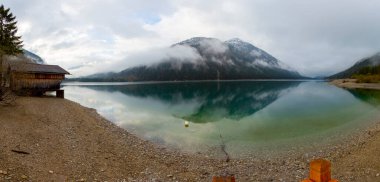 Top 'tan Avusturya Plansee Gölü' ne, turkuaz sularına ve derin yeşil ormanlara doğal bir tatil noktası olarak bakın.