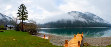 Top 'tan Avusturya Plansee Gölü' ne, turkuaz sularına ve derin yeşil ormanlara doğal bir tatil noktası olarak bakın.