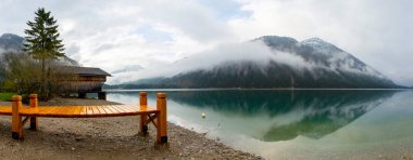 Top 'tan Avusturya Plansee Gölü' ne, turkuaz sularına ve derin yeşil ormanlara doğal bir tatil noktası olarak bakın.