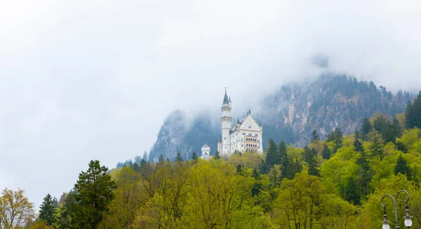 Dünyaca ünlü Neuschwanstein Kalesi 'nin güzel manzarası, 19. yüzyıl Romanesk Diriliş Sarayı Kral II. Ludwig için Almanya' nın güneybatı Bavyera, Fussen yakınlarındaki engebeli bir uçuruma inşa edildi.